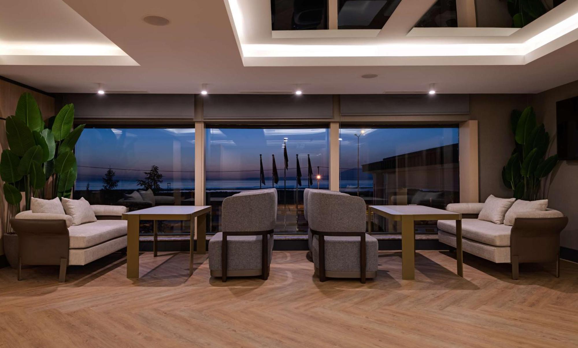 Doubletree By Hilton Van Exterior photo